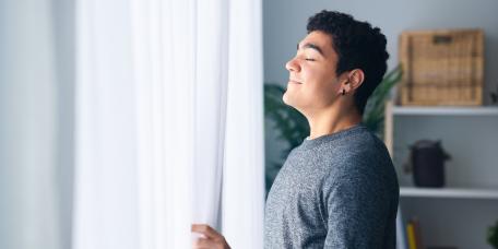 Mann an Fester atmet tief ein