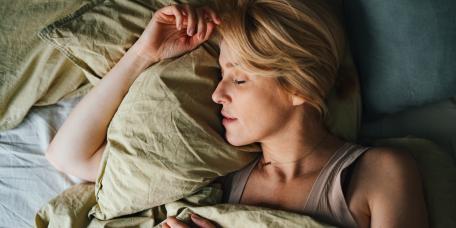 Frau schläft friedlich