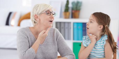 Frau und Kind machen Sprachübungen